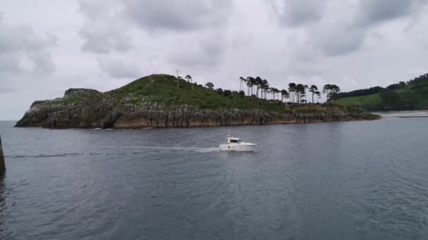 Barco Que Cruza Bahía Lekeitio Con Isla Garraitz Fondo — Vídeos de Stock