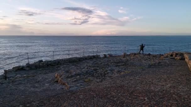 Nelayan Menarik Tongkatnya Saat Matahari Terbenam Dari Pantai — Stok Video