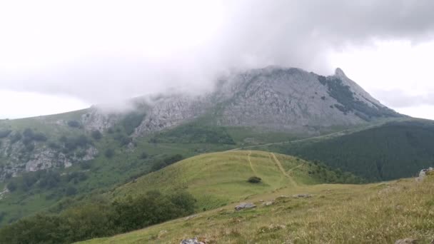 Nuvens Baixas Torno Maciço Montanhoso Amboto Urkiola País Basco — Vídeo de Stock