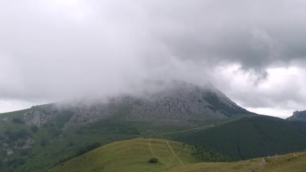 Nubes Bajas Alrededor Del Macizo Montañoso Amboto Urkiola País Vasco — Vídeo de stock