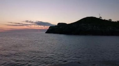 Lekeitio Körfezi 'nde gün doğumu. Arka planda San Nicolas adası var.