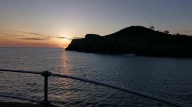 Lekeitio Körfezi 'nde gün doğumu. Arka planda San Nicolas adası var.