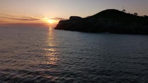 Восход Солнца Заливе Lekeitio Островом Сан Николас Заднем Плане — стоковое видео