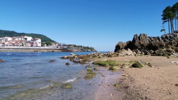 晴れた夏の日に港の桟橋から町やLekeitioのビーチの景色 — ストック動画