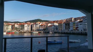 Güneşli bir yaz gününde sabahın erken saatlerinde Lekeitio limanının manzarası