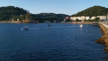 Kasabanın manzarası ve güneşli bir yaz gününde rıhtımdan Lekeitio plajı.