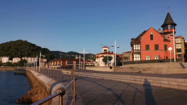 Widok Ulice Lekeitio Domami Słoneczny Letni Poranek — Wideo stockowe