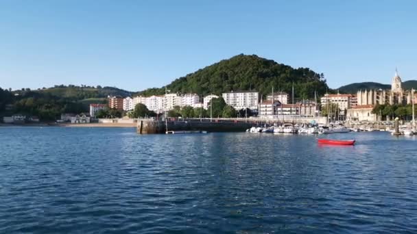 Pemandangan Kota Dan Pantai Lekeitio Dari Dermaga Pelabuhan Pada Hari — Stok Video
