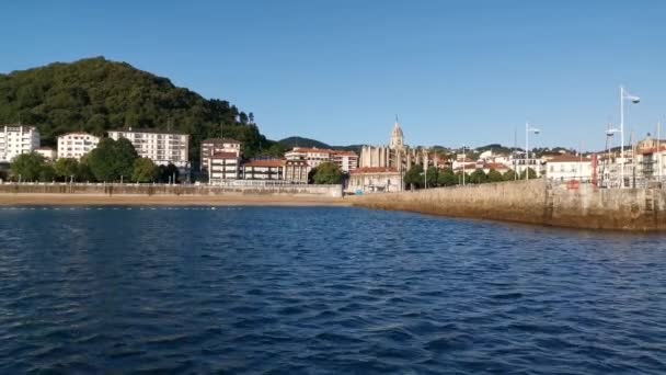 Kilátás Városra Lekeitio Strandjára Kikötői Mólóról Egy Napos Nyári Napon — Stock videók