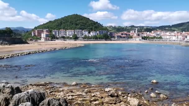晴れた夏の日に港の桟橋から町やLekeitioのビーチの景色 — ストック動画
