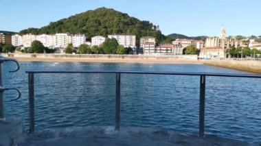 Kasabanın manzarası ve güneşli bir yaz gününde rıhtımdan Lekeitio plajı.