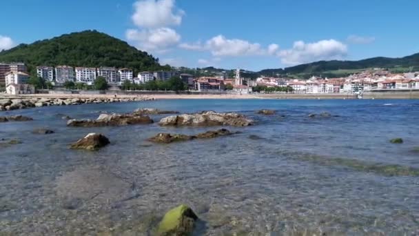 Vistas Ciudad Playa Lekeitio Desde Muelle Del Puerto Día Soleado — Vídeo de stock