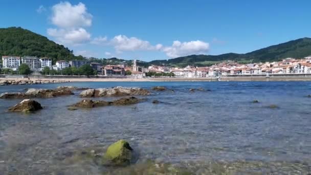 Kasabanın Manzarası Güneşli Bir Yaz Gününde Rıhtımdan Lekeitio Plajı — Stok video