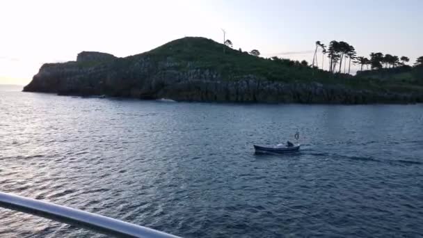 Fiskebåtar Lämnar Lekeitio Hamn Gryningen För Att Fiska — Stockvideo