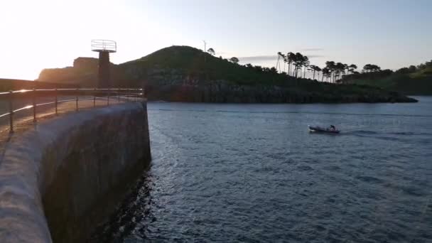 Barcos Pesqueros Saliendo Del Puerto Lekeitio Amanecer Para Pescar — Vídeo de stock