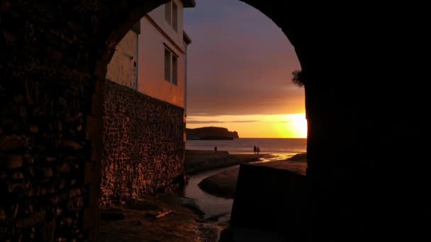 日落时从黑暗隧道看到海滩的颜色对比 — 图库视频影像