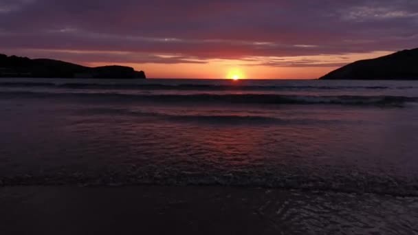 Zachód Słońca Plaży Chmurami Wysoki Kontrast Kolorów — Wideo stockowe