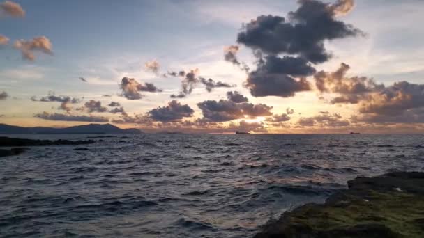 海岸上乌云密布的落日 在Alpenarri湾 海浪拍击岩石 — 图库视频影像