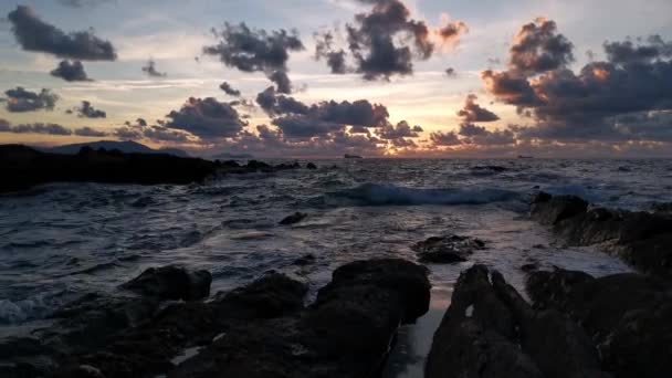 Apus Soare Coastă Valuri Lovind Stâncile Din Golful Alpenarri — Videoclip de stoc