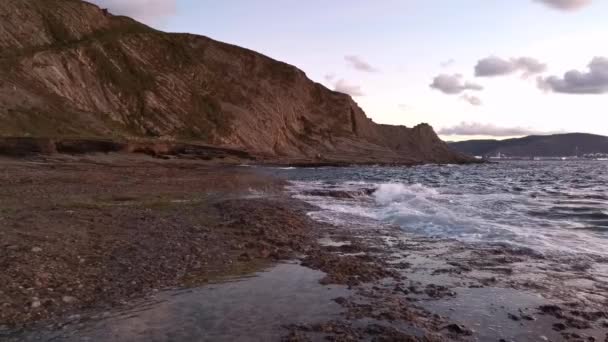 Bewolkte Zonsondergang Aan Kust Golven Raken Rotsen Baai Van Alpenarri — Stockvideo