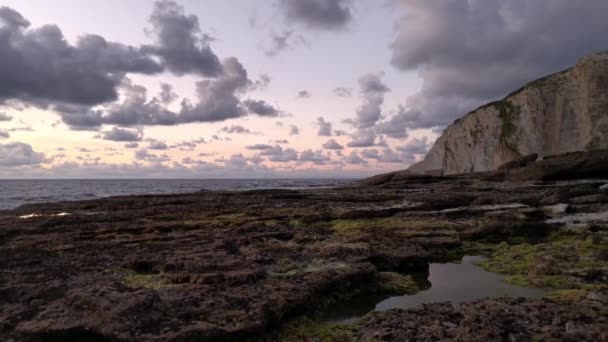 海岸上乌云密布的落日 在Alpenarri湾 海浪拍击岩石 — 图库视频影像