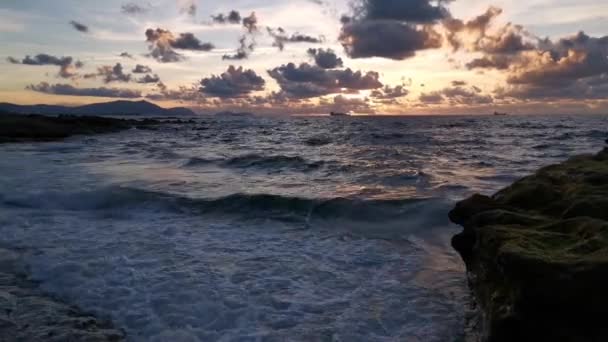 Coucher Soleil Nuageux Sur Côte Vagues Frappant Les Rochers Dans — Video