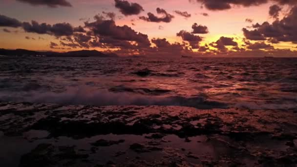 Kolorowy Zachmurzony Zachód Słońca Wybrzeżu Fale Uderzające Skały Zatokę — Wideo stockowe