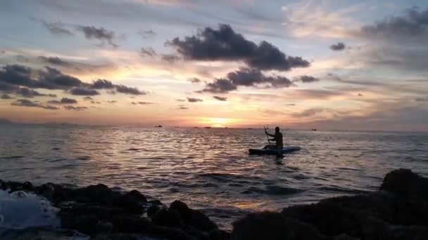 Молодий Хлопчик Робить Весло Серфінг Поки Сонце Спускається Море — стокове відео