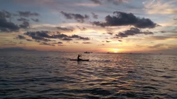 Junge Beim Paddelsurfen Während Die Sonne Auf Dem Meer Untergeht — Stockvideo