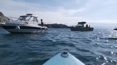 Güneşli bir yaz gününde Cantabrian Denizi 'nde bir kürek tahtasıyla yelken açmak