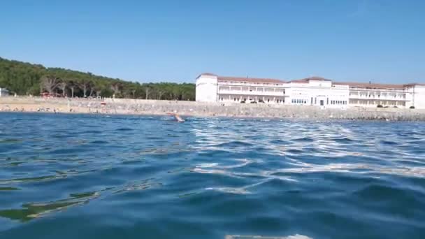 Vistas Playa Gorliz Desde Mar Caluroso Día Verano — Vídeo de stock