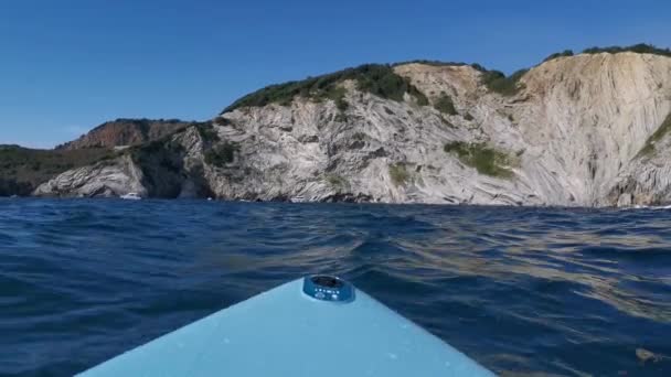 Ιστιοπλοΐα Μια Σανίδα Κουπί Στην Κανταβρική Θάλασσα Μια Ηλιόλουστη Μέρα — Αρχείο Βίντεο