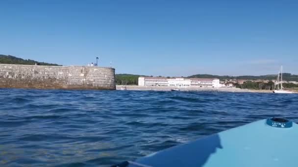 Ιστιοπλοΐα Μια Σανίδα Κουπί Στην Κανταβρική Θάλασσα Μια Ηλιόλουστη Μέρα — Αρχείο Βίντεο