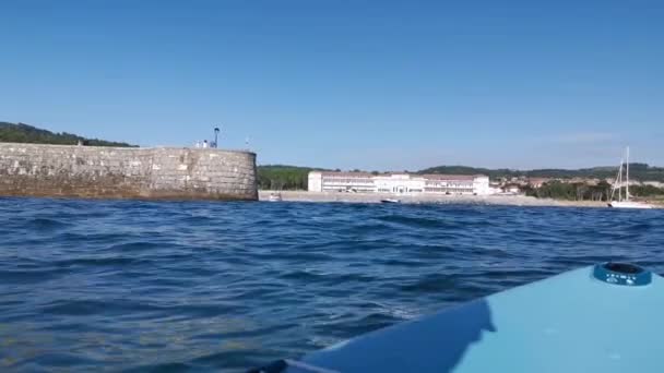 Navegar Con Una Tabla Paddle Mar Cantábrico Soleado Día Verano — Vídeo de stock