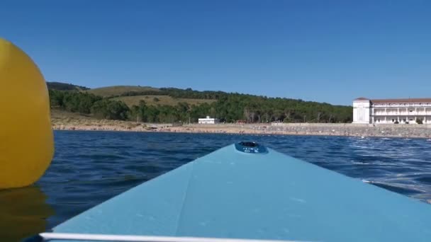 Navegar Con Una Tabla Paddle Mar Cantábrico Soleado Día Verano — Vídeo de stock