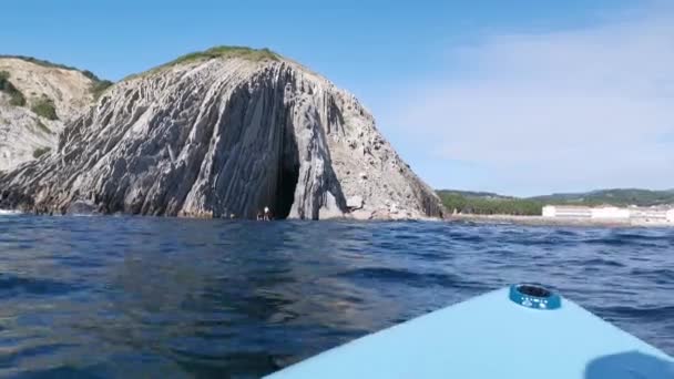 Segling Med Paddel Ombord Kantabriska Havet Solig Sommardag — Stockvideo