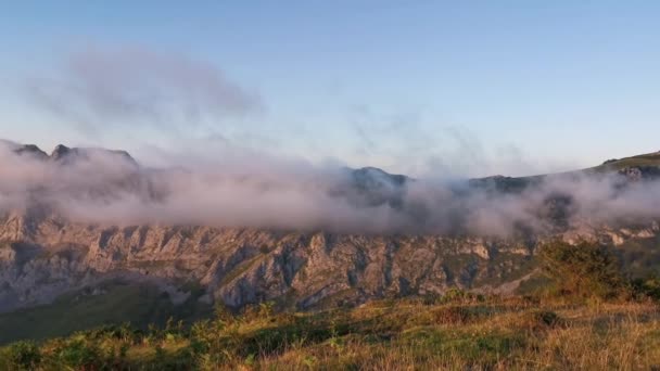 Nuvens Baixas Redor Cordilheira Anboto Pôr Sol — Vídeo de Stock