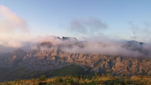 Nubes Bajas Alrededor Cordillera Del Anboto Atardecer — Vídeo de stock