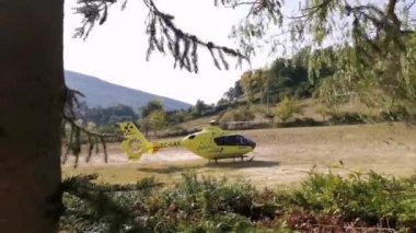 Bask acil servisinden bir helikopter 13 Eylül 2020 'de İspanya' nın Arceniega, Alava kentindeki bir evden acilen yaralı bir kişiyi tahliye etti..