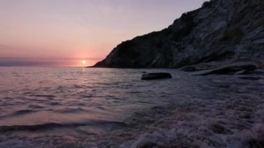 Yaz günü Cantabrian Denizi 'nin bakir bir koyunda günbatımı