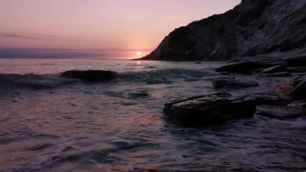 Idylliczny Zachód Słońca Dziewiczej Zatoce Morza Kantabryjskiego Letni Dzień — Wideo stockowe