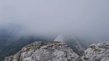 Zaman aşımı. Güneşli, bulutlu bir günde Anboto tepesinin manzarası