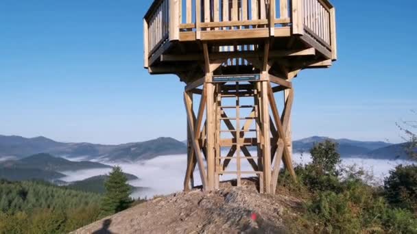 Estrutura Madeira Topo Montanha Com Nuvens Baixas Fundo — Vídeo de Stock