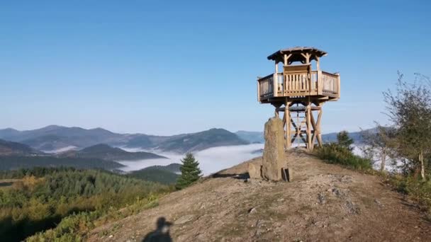 Holzkonstruktion Auf Dem Gipfel Des Berges Mit Niedrigen Wolken Hintergrund — Stockvideo