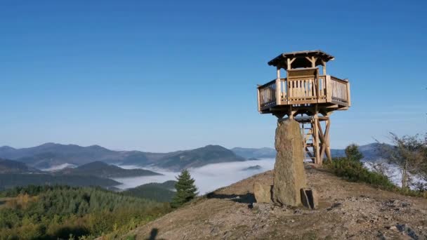 Holzkonstruktion Auf Dem Gipfel Des Berges Mit Niedrigen Wolken Hintergrund — Stockvideo