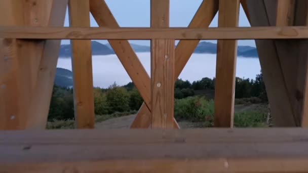 Vistas Del Valle Cubierto Nubes Bajas Desde Una Estructura Madera — Vídeo de stock