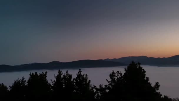 Море Хмар Покриває Долину Схід Сонця Силуети Вершин Виходять Туману — стокове відео