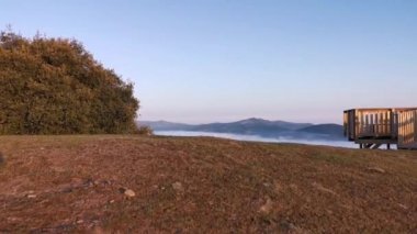 Vadileri kaplayan bulutlardan oluşan bir denizi görebileceğiniz dağın zirvesine ulaşabilirsiniz.