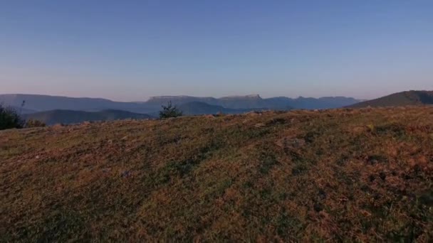 Досягнувши Вершини Гори Якої Можна Побачити Море Хмар Покривають Долини — стокове відео