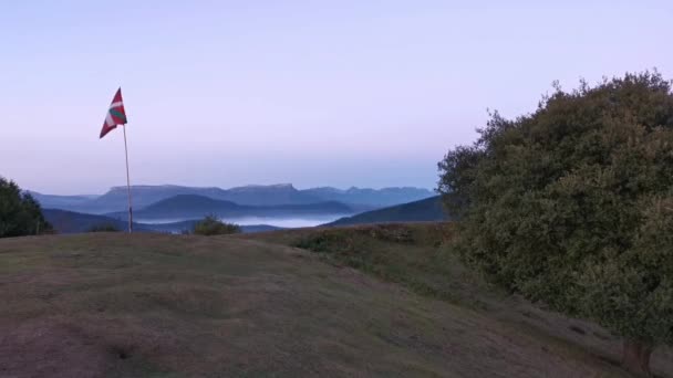 Bandiera Dei Paesi Baschi Sventola Sulla Cima Una Montagna Sfondo — Video Stock